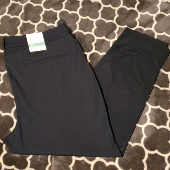 Old Navy Pants - NWT Old Navy pixie ankle length pants